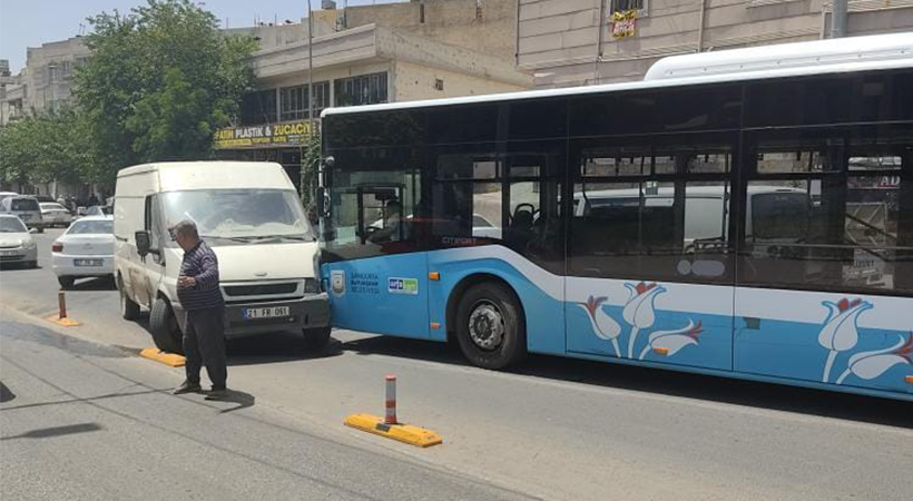 Eyyübiye’de transit ile toplu taşıma aracı çarpıştı;