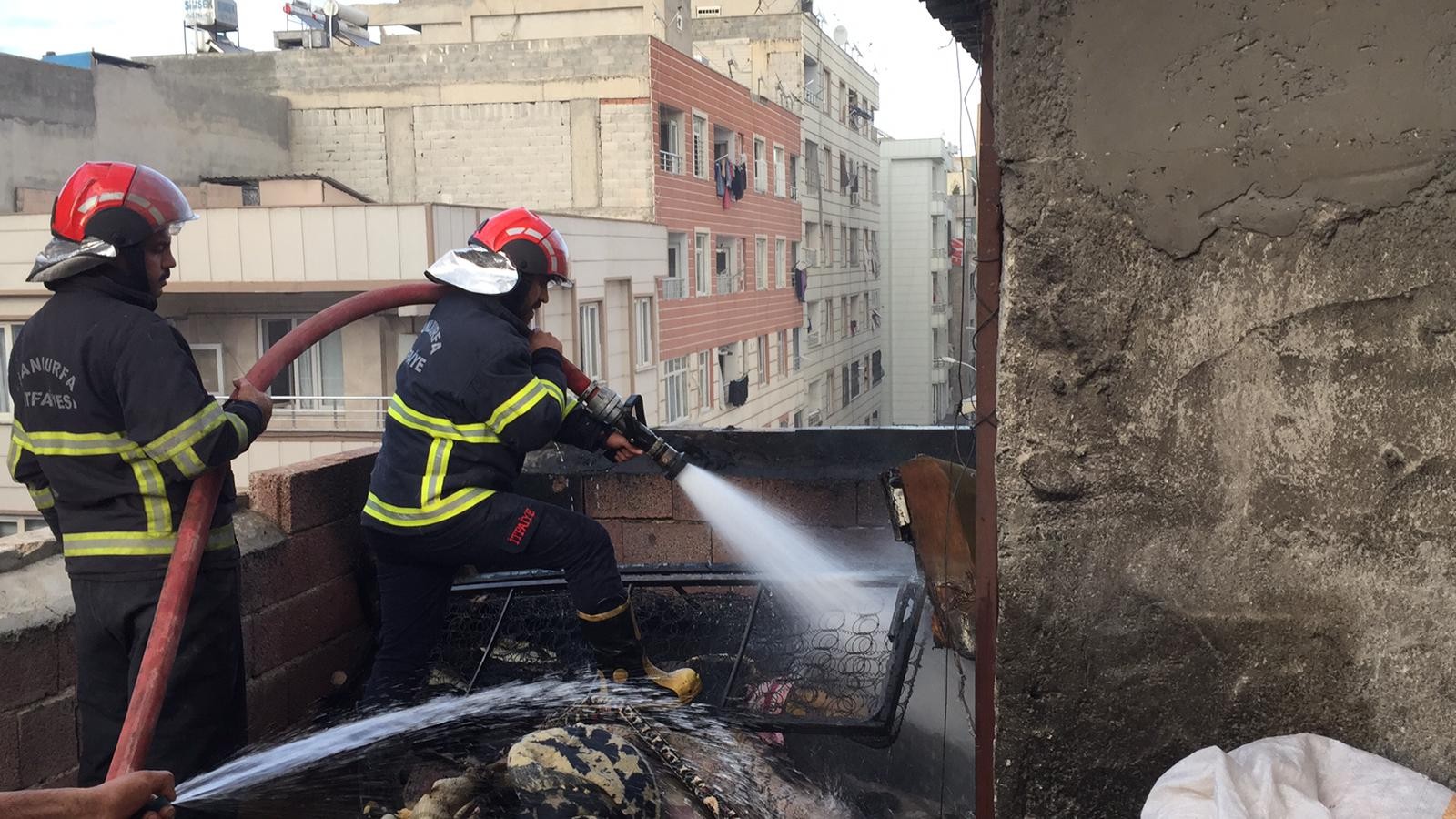 Haliliye’de bir binada yangın çıktı;