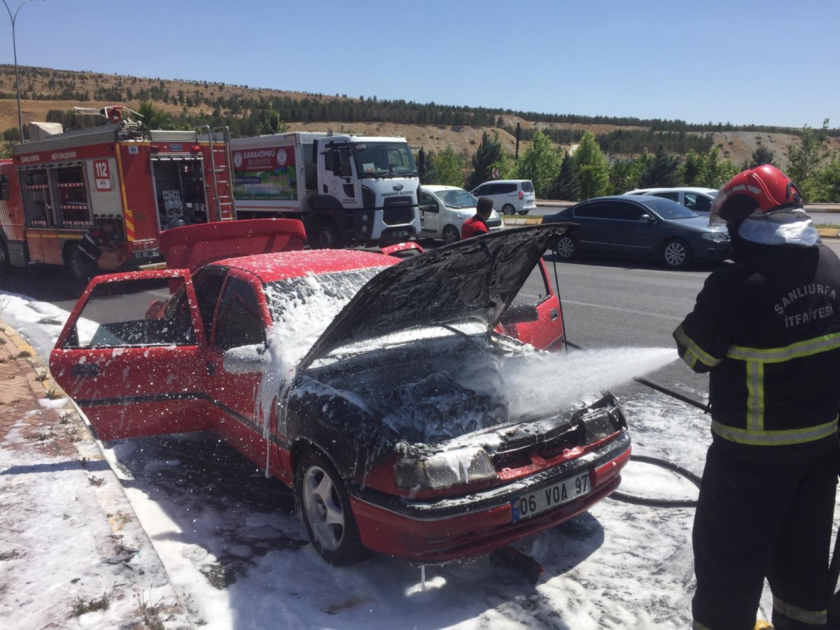 Haliliye'de otomobilde çıkan yangını itfaiye söndürdü;