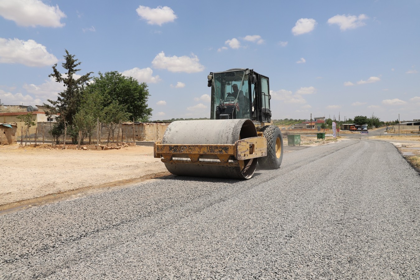 Karaköprü kırsalında yollar asfaltla yenileniyor