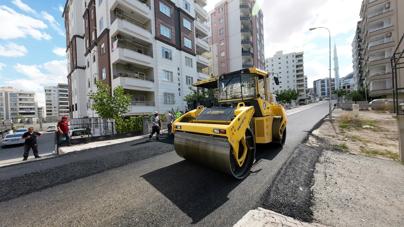 Karaköprü'de asfaltla yol yenileme çalışmaları devam ediyor