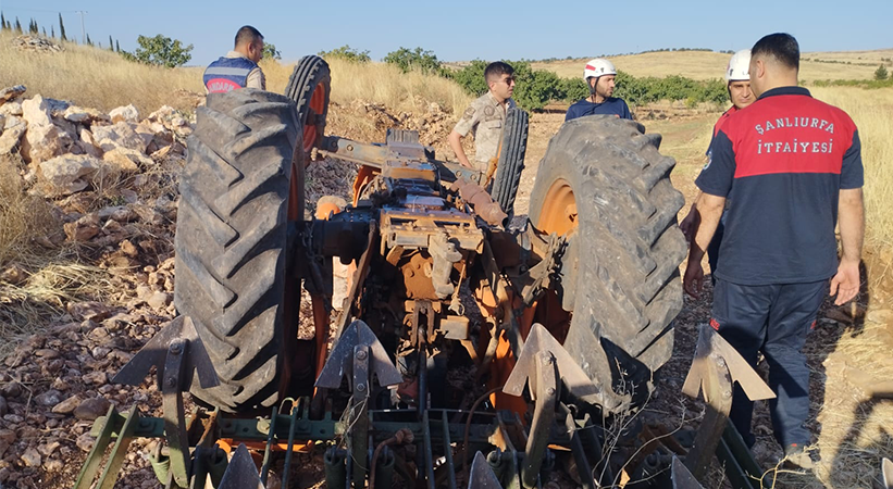 Karaköprü’de tarlasını sürerken devrilen traktörün altında kaldı;