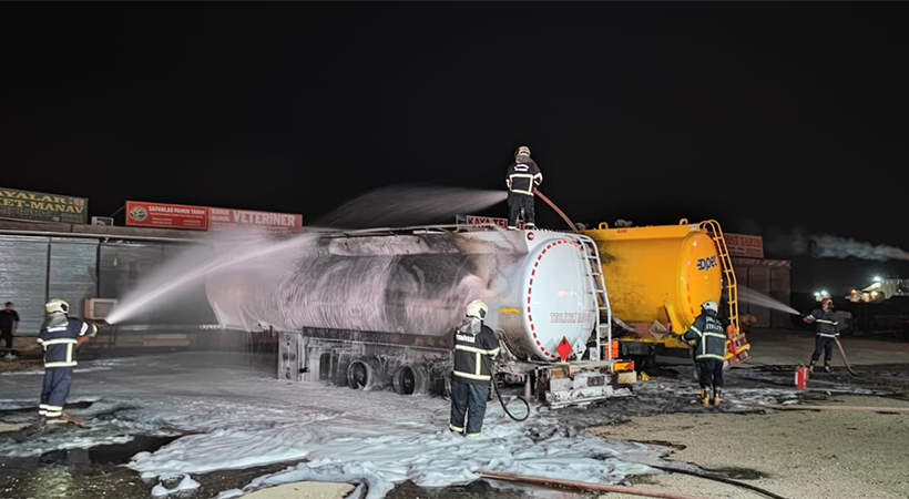 Mardin yolunda akaryakıt yüklü 2 tanker yandı;