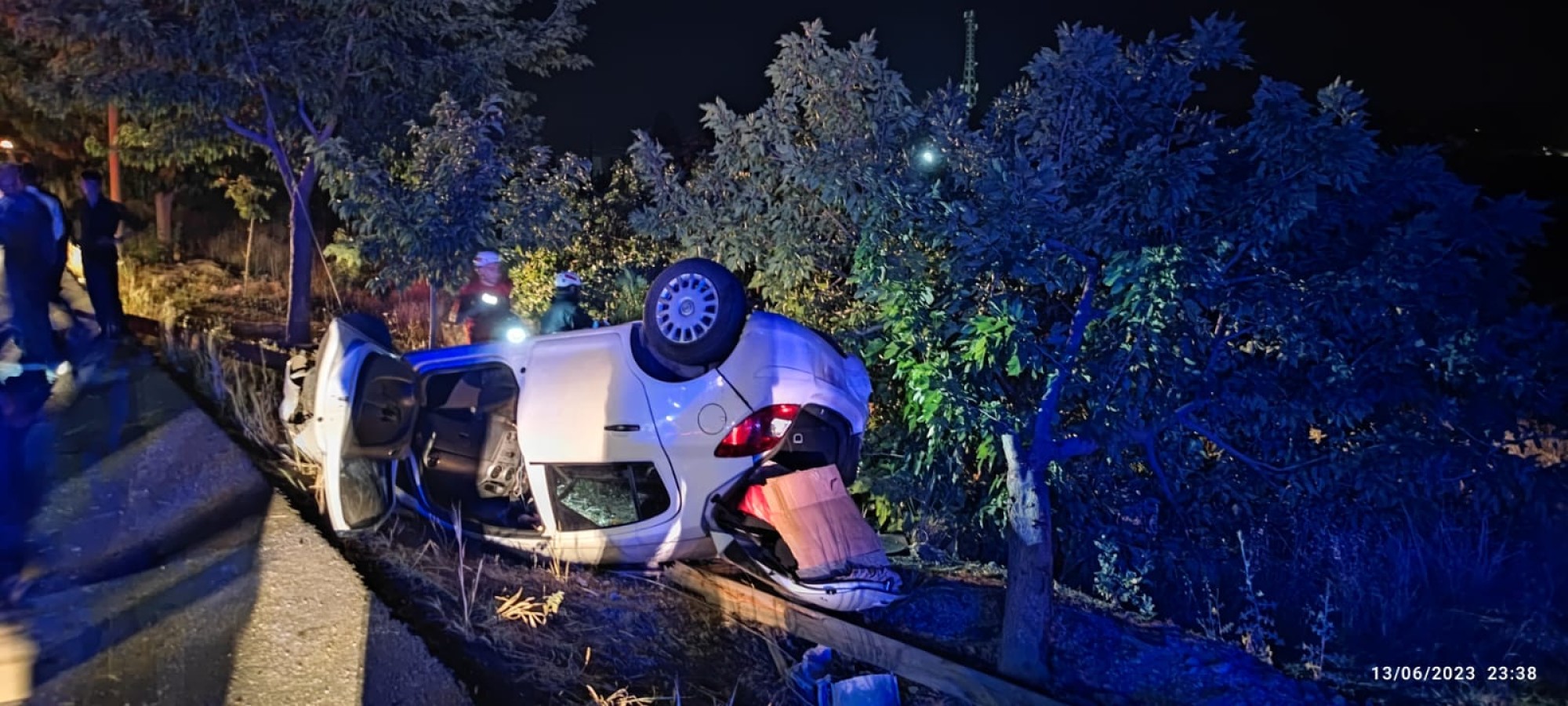 Şanlıurfa’da ters dönen otomobilde sıkışan 2 kişi yaralandı