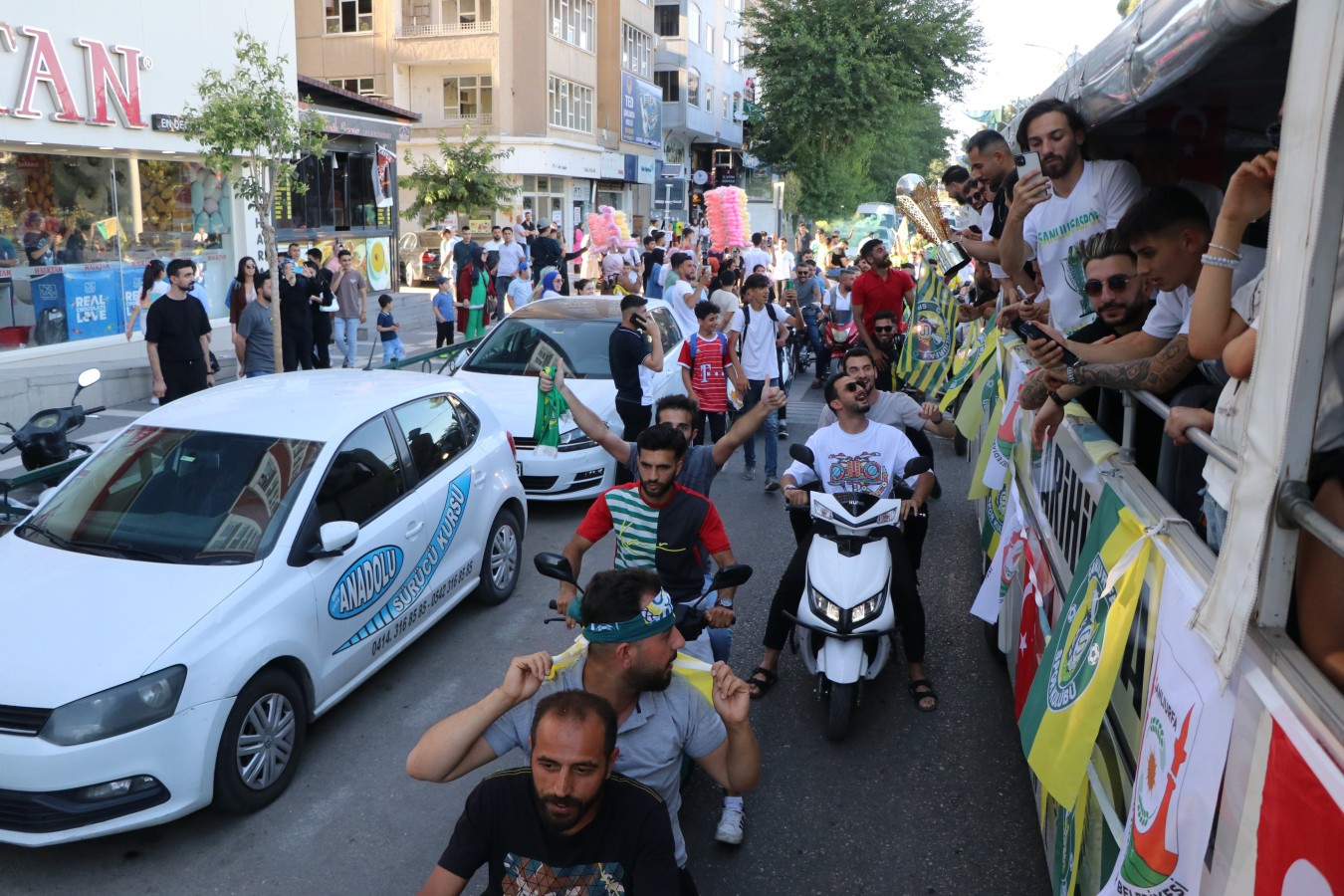 Şanlıurfaspor oyuncuları kazandıkları kupayla şehir turuna çıktılar