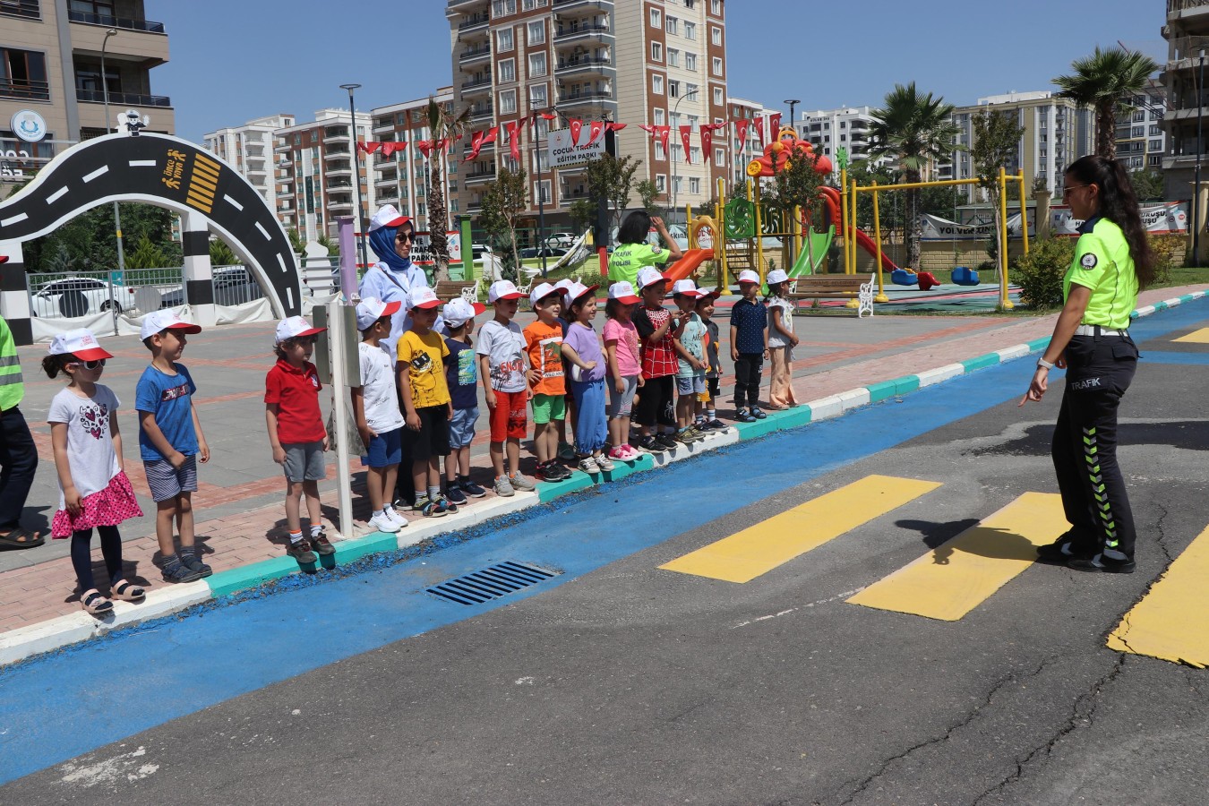 Trafik kurallarını hem öğreniyorlar hem eğleniyorlar