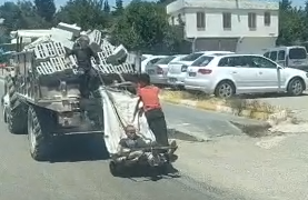 Urfa'da atık malzeme toplayan çocukların traktör kasasında tehlikeli yolculuğu