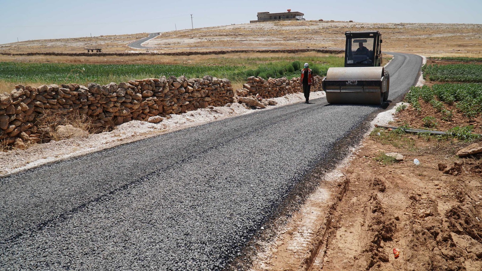 Haliliye’de kırsal mahallede yol çalışması bitme aşamasında