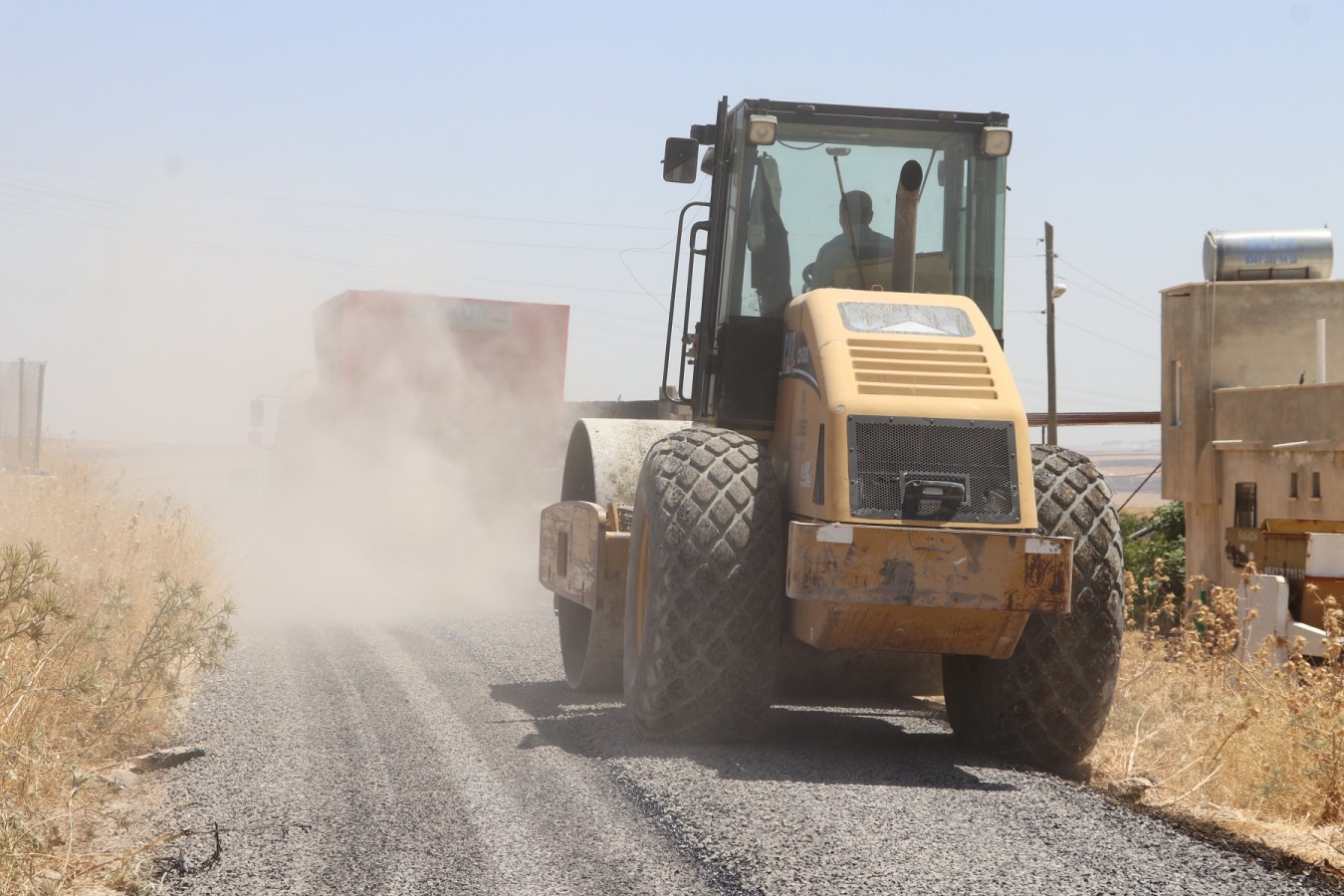 Karaköprü kırsalında yollar sathi kaplama ile yenileniyor