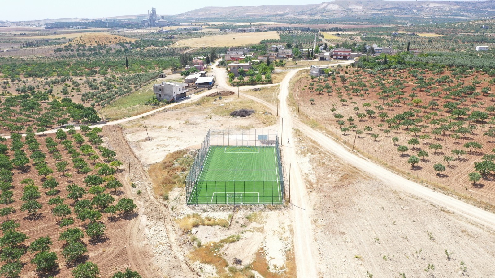 Karaköprü’ye bir sentetik çim saha daha