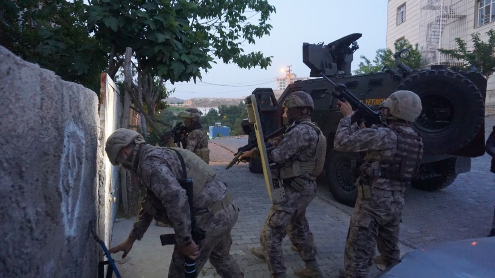 Urfa'da terör örgütlerine yönelik operasyon: 3 gözaltı