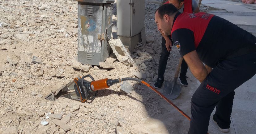 Haliliye'de yıkılan binanın enkazında kalan kediyi itfaiye kurtardı