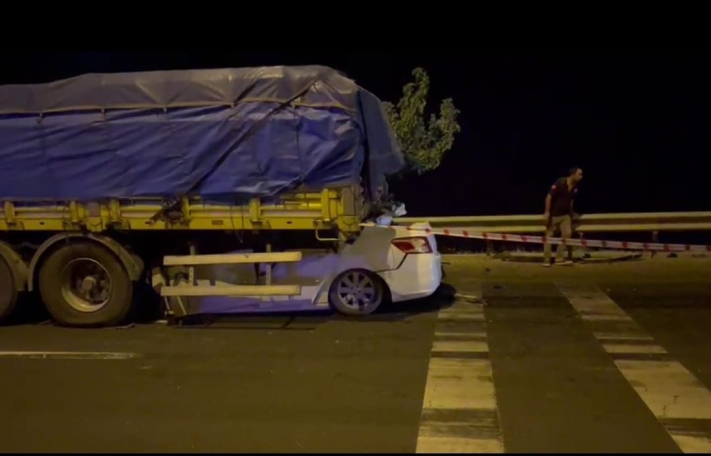 Şanlıurfa’da otomobil TIR’ın altına girdi! 2 gençten acı haber...;