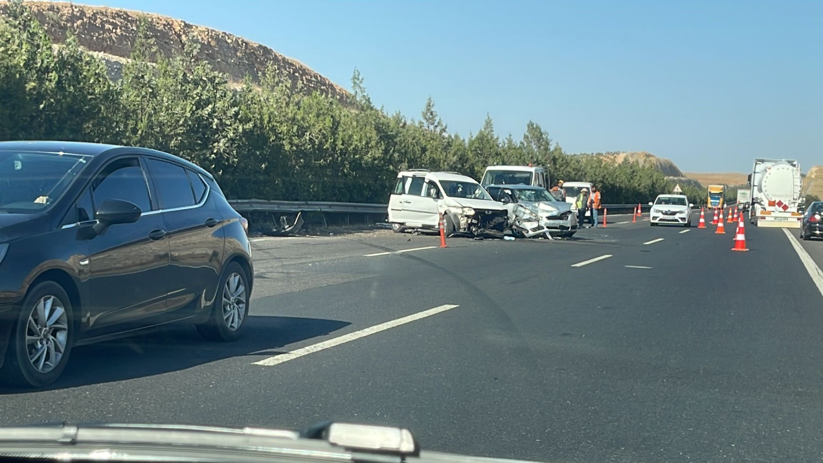 Urfa’da iki araç kafa kafaya çarpıştı