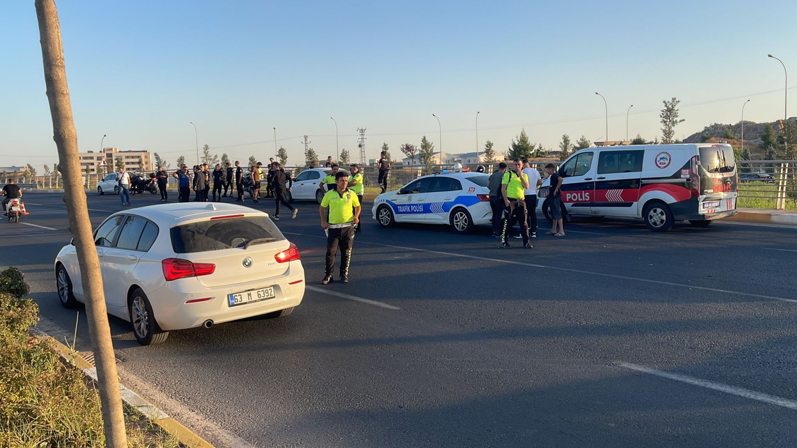 Urfa'da motosikletli yunus timi kamyona çarptı: 2 yaralı;