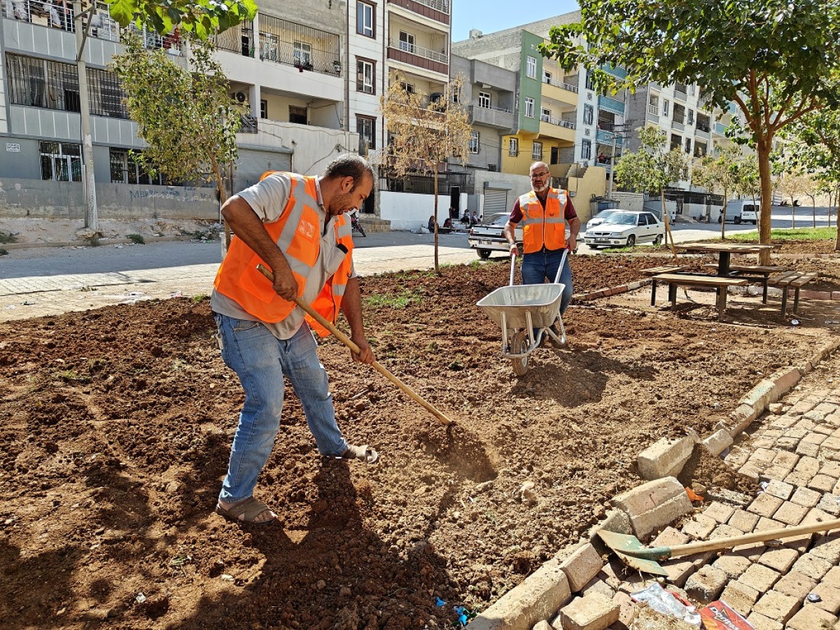 Eyyübiye parklarında sonbahar çalışması