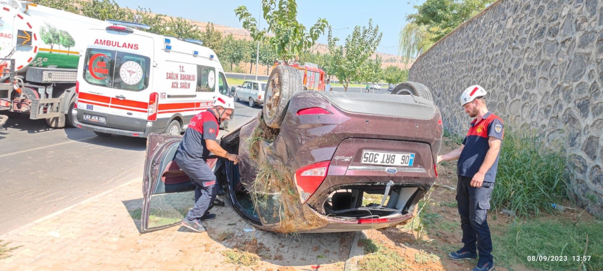 Karaköprü'de otomobil takla attı! 2 yaralı;