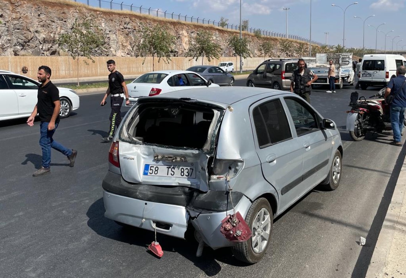 Karaköprü'de trafik kazası:  Başkan Beyazgül yaralıların yardımına koştu