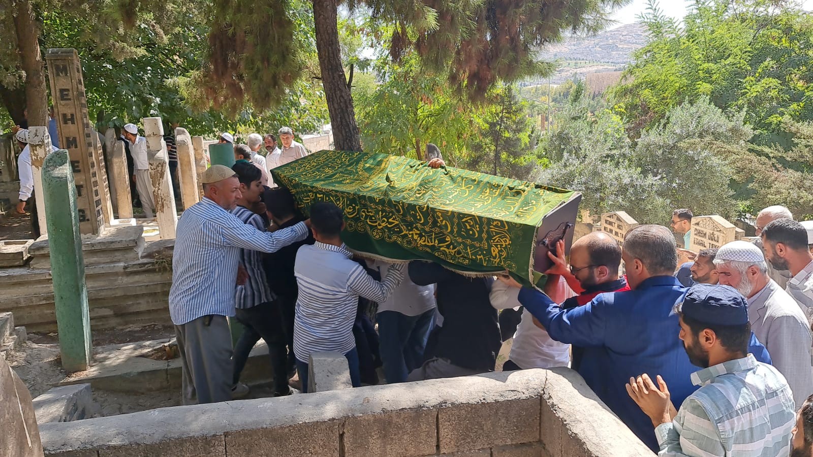 Şeyh İzzeddin Aksan torunu Urfa’da son yolculuğuna uğurlandı