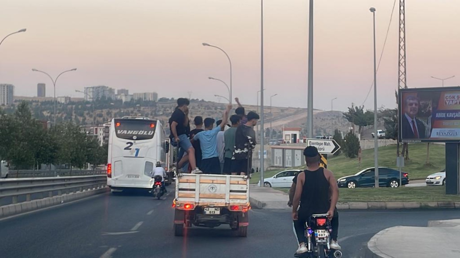 Tehlikeye aldırış etmediler: Urfa’da kamyonet kasasında asker uğurlaması