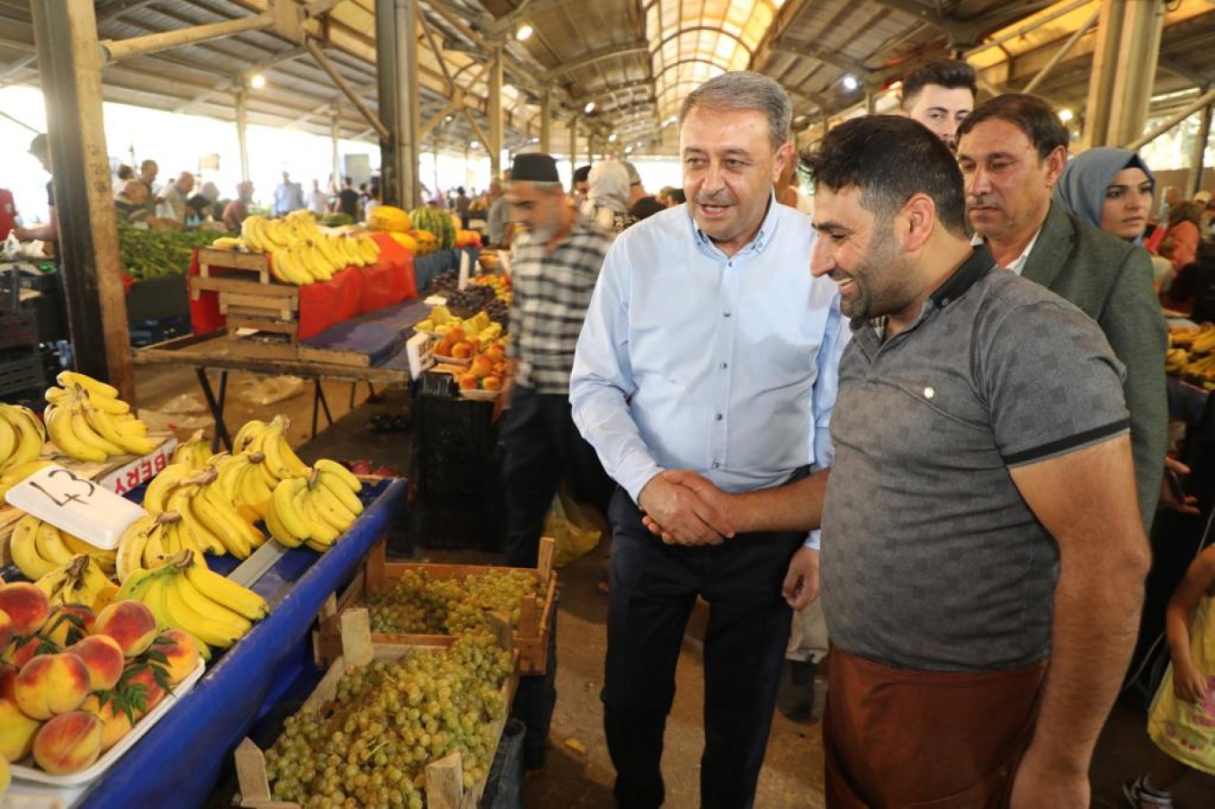 Urfa Valisi semt pazarında