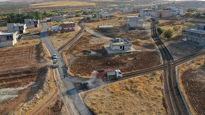 Karaköprü Belediyesi, kırsal mahallelerde yolları sathi asfaltla yeniliyor