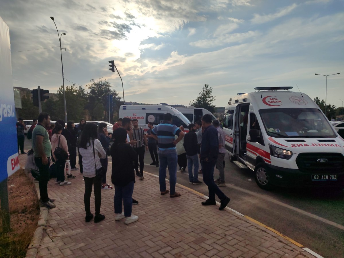 Karaköprü'de midibüs okul servisine çarptı