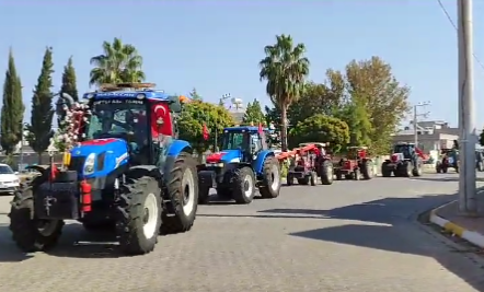 Urfa’da çiftçiler konvoyla Cumhuriyet kutlamasına katıldı