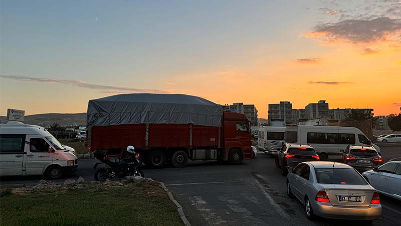 Urfa'daki kavşakta trafik çilesi! Sinyalizasyon bile yok...