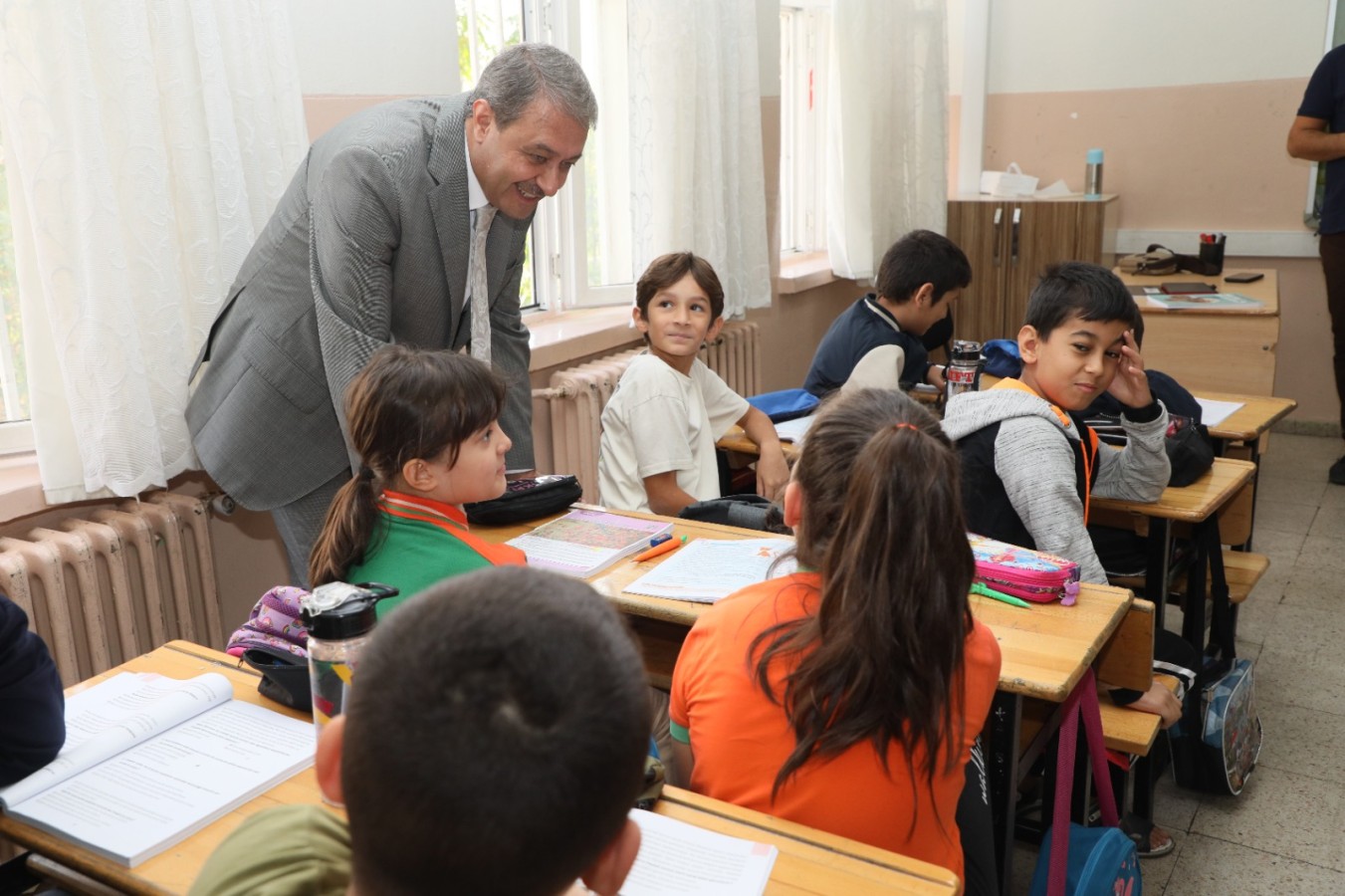 Vali Şıldak okul ziyaretlerine devam ediyor