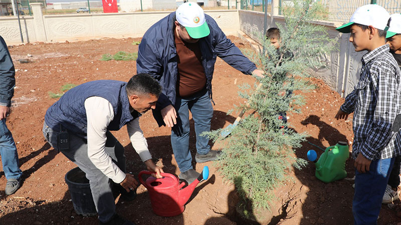 Başkan Ekinci, öğrencilerle birlikte fidan dikti