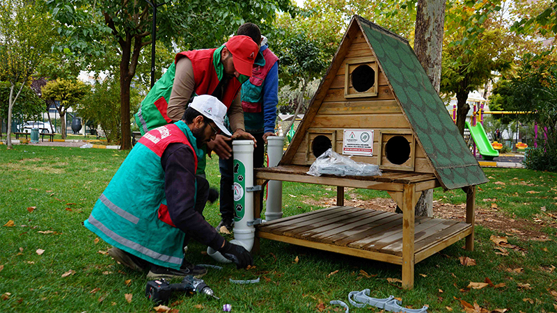 Karaköprü'de parklara kedi evleri yerleştiriliyor