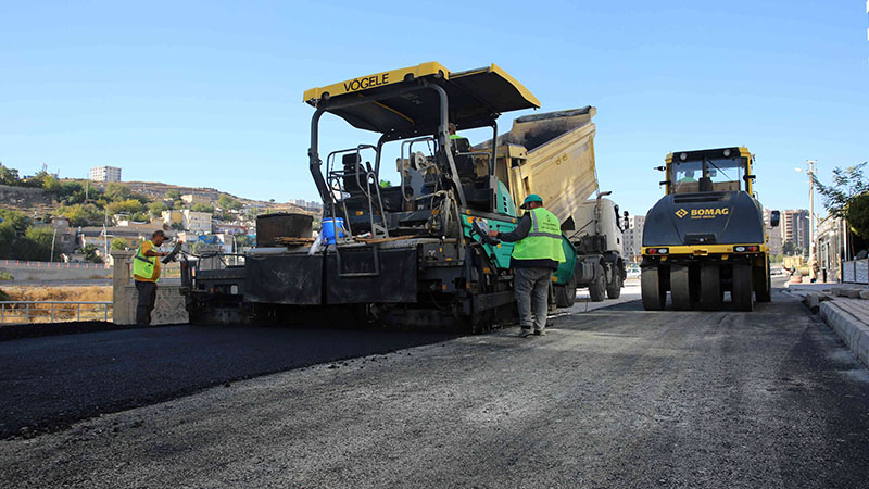 Karaköprü’de yollar sıcak asfaltla yenileniyor