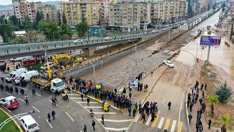 Köprülü Abide Kavşağı yağışlar sonrası tedbir amaçlı trafiğe kapatıldı