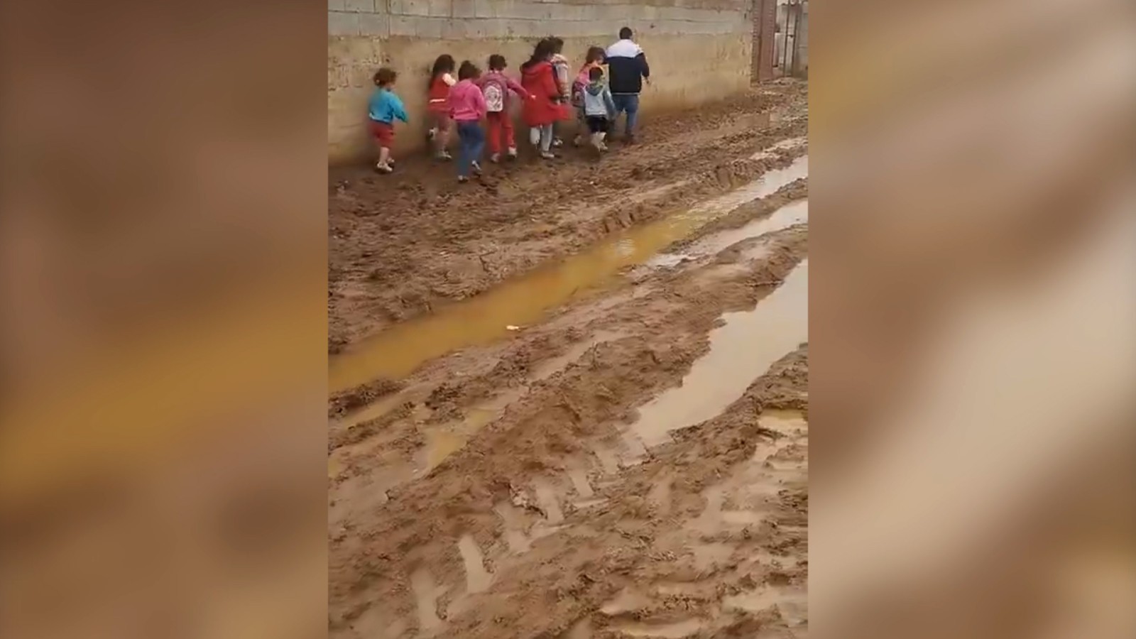 Akçakale'de okul yolu çamur deryasına döndü