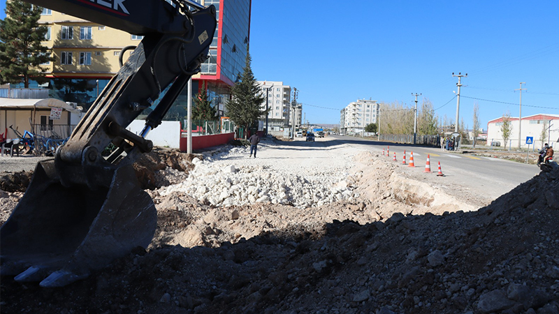 Konuklu Mahallesinde yol genişletme çalışması