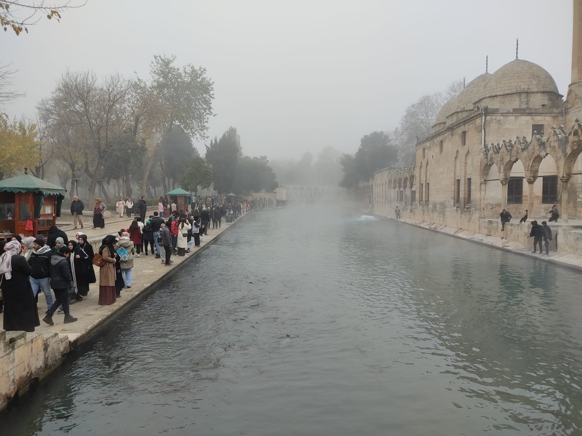 Şanlıurfa'da sisli havaya rağmen balıklıgöl ziyaretçi akını