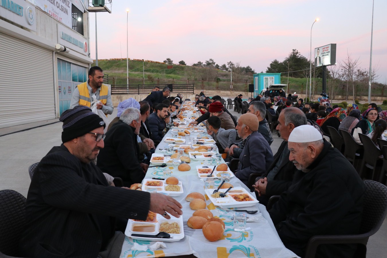 Haliliye'de Ramazan bereketi iftar sofralarıyla yaşanıyor!