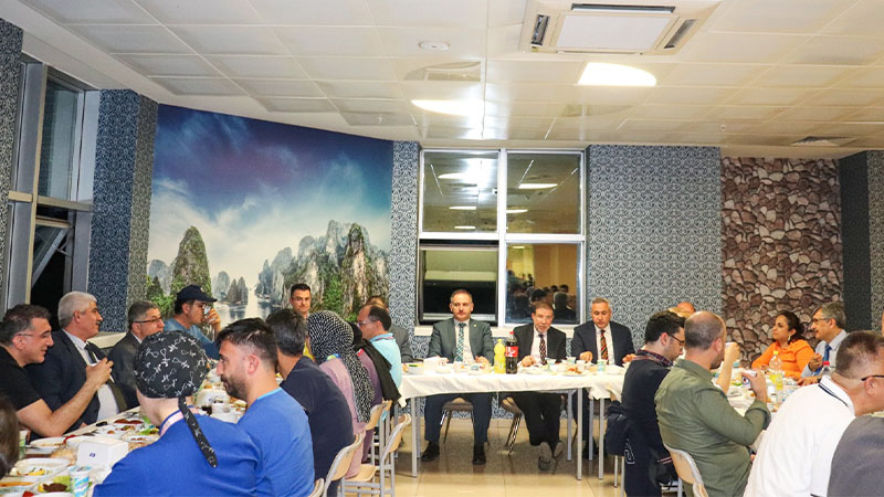 Rektör Güllüoğlu hastane personelleri ile iftarda bir araya geldi