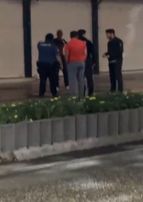 Eyyübiye'de cadde ortasında kendini jiletledi!