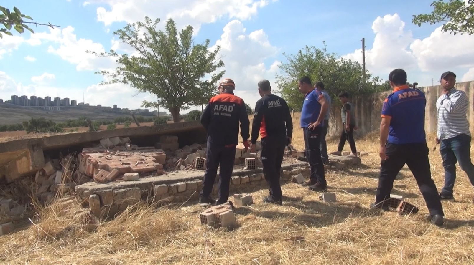 Haliliye'de ev çöktü! 13 yaşındaki çocuk ağır yaralandı;