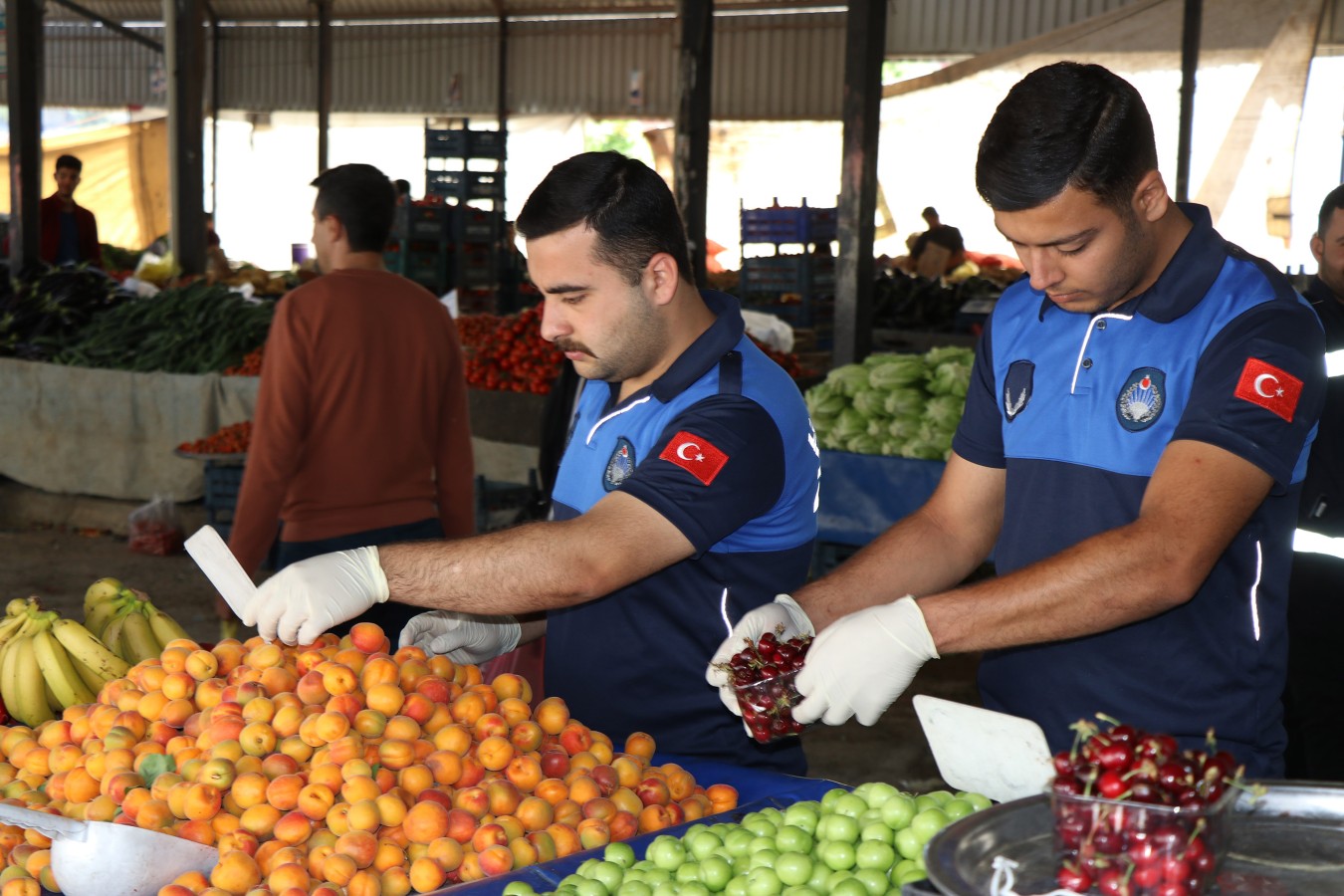 Haliliye’de zabıta ekipleri pazar yerlerini denetledi, esnafa uyarılarda bulundu!