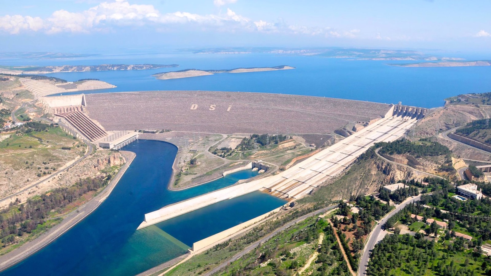 32 yaşındaki Atatürk Barajı'ndan ekonomiye dev katkı