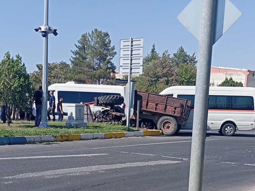 OSB’de minibüsü ile traktör çarpıştı: 1 yaralı;