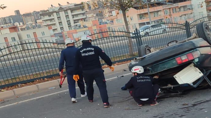 Şanlıurfa’da kontrolden çıkan otomobil takla attı: 1’i ağır 2 yaralı;